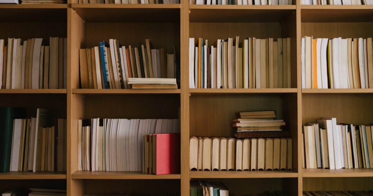 本棚に並べられた大量の本