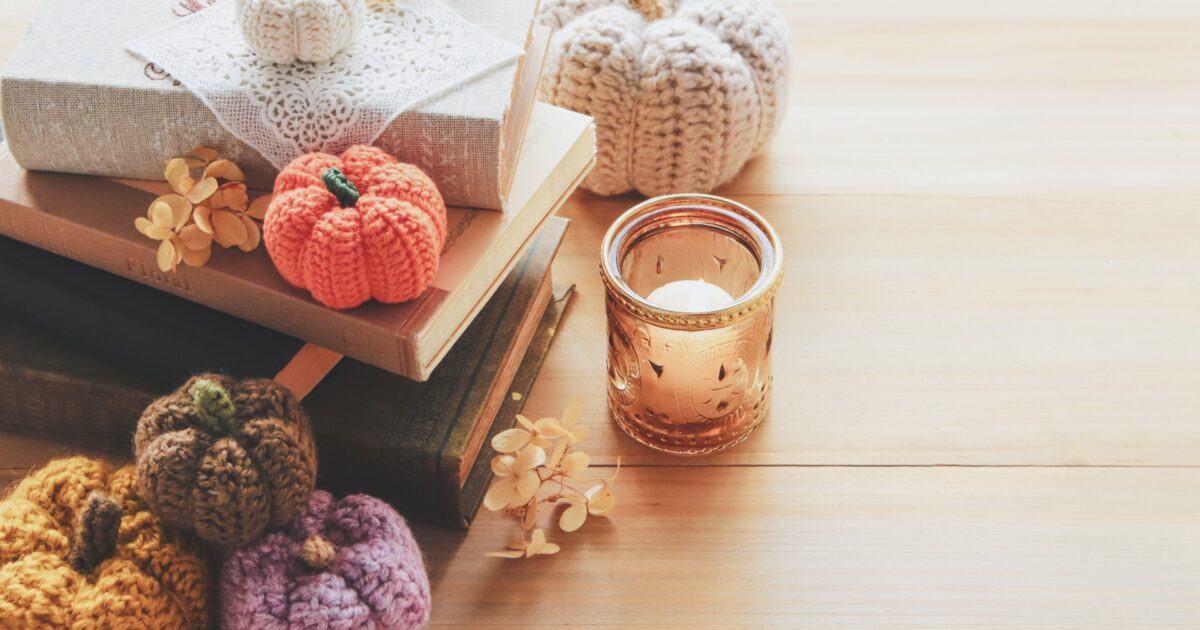 本と編みかぼちゃの秋のデコレーション