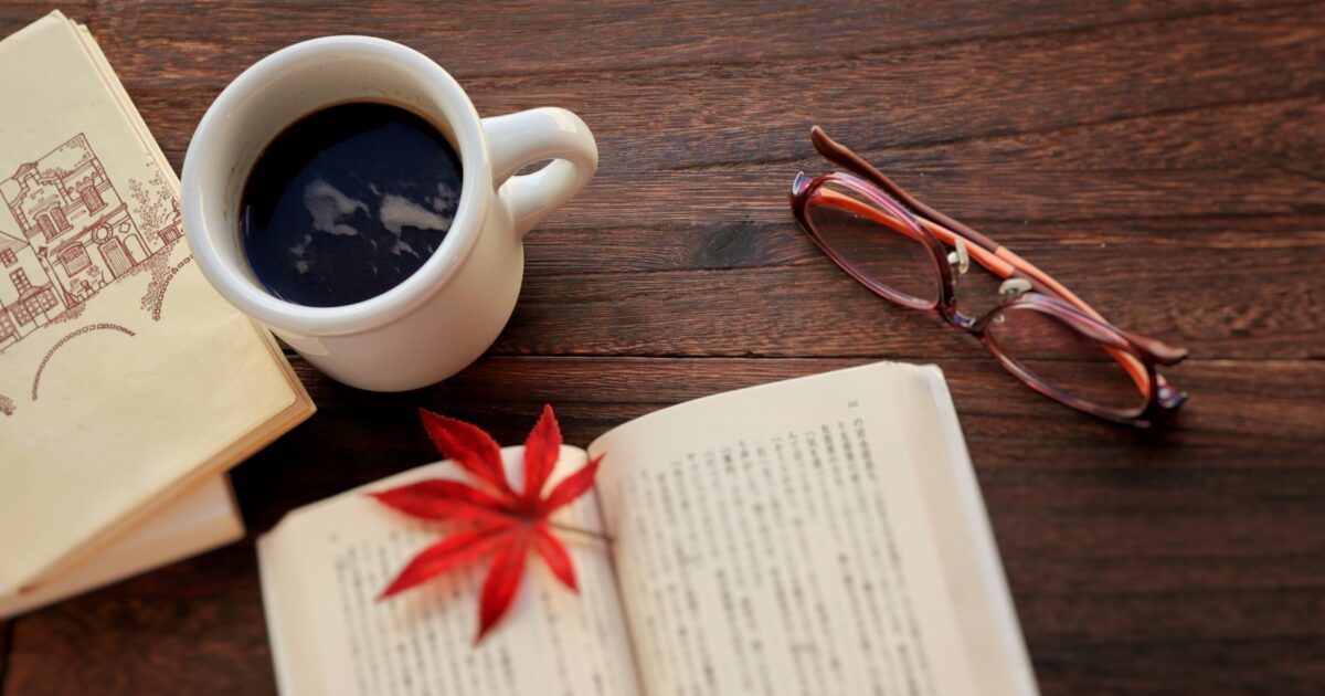 読書とコーヒーを楽しむ秋のテーブル