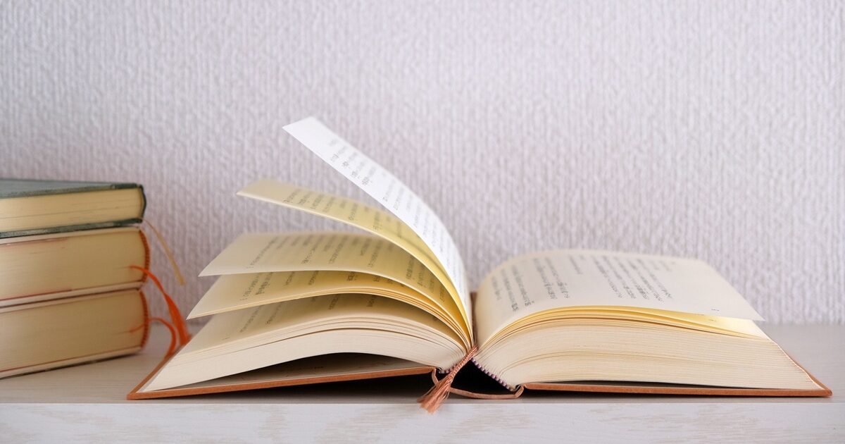 ページがめくられている開いた本