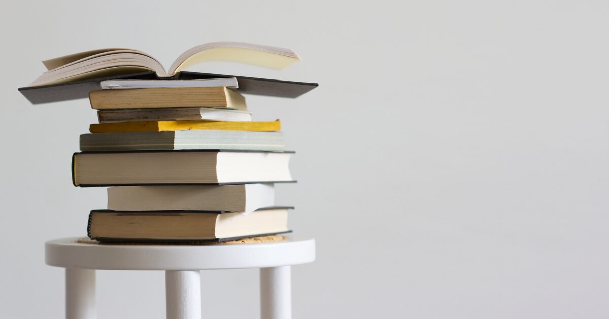 白いスツールに積まれた本の山