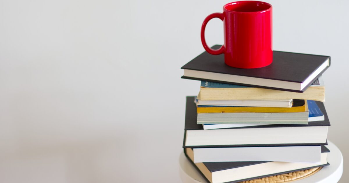 本の上に赤いマグカップが置かれたスツール