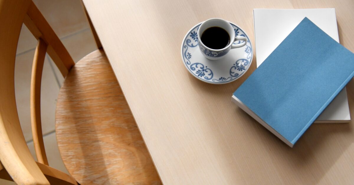 コーヒーカップと本が置かれたテーブル