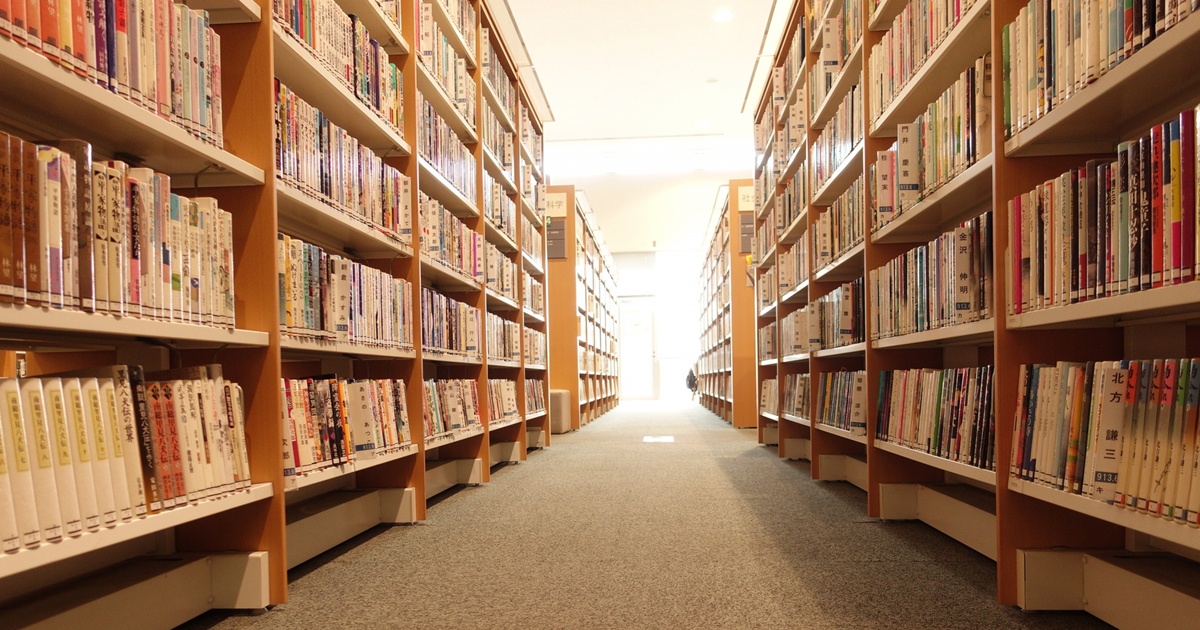 図書館の本棚が並ぶ通路