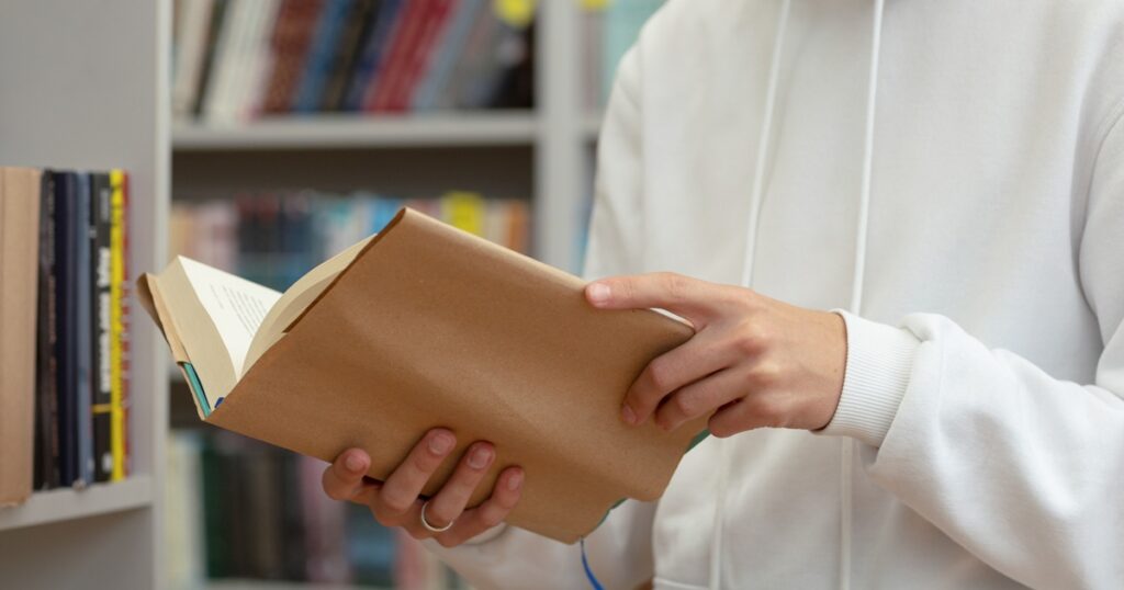 図書館で本を読む人物の手元
