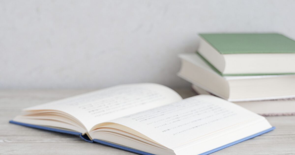 開いた本と積み重ねられた本