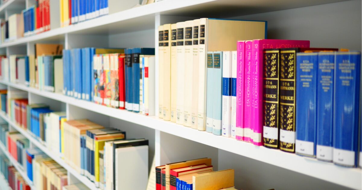 整然と並べられた図書館の本棚