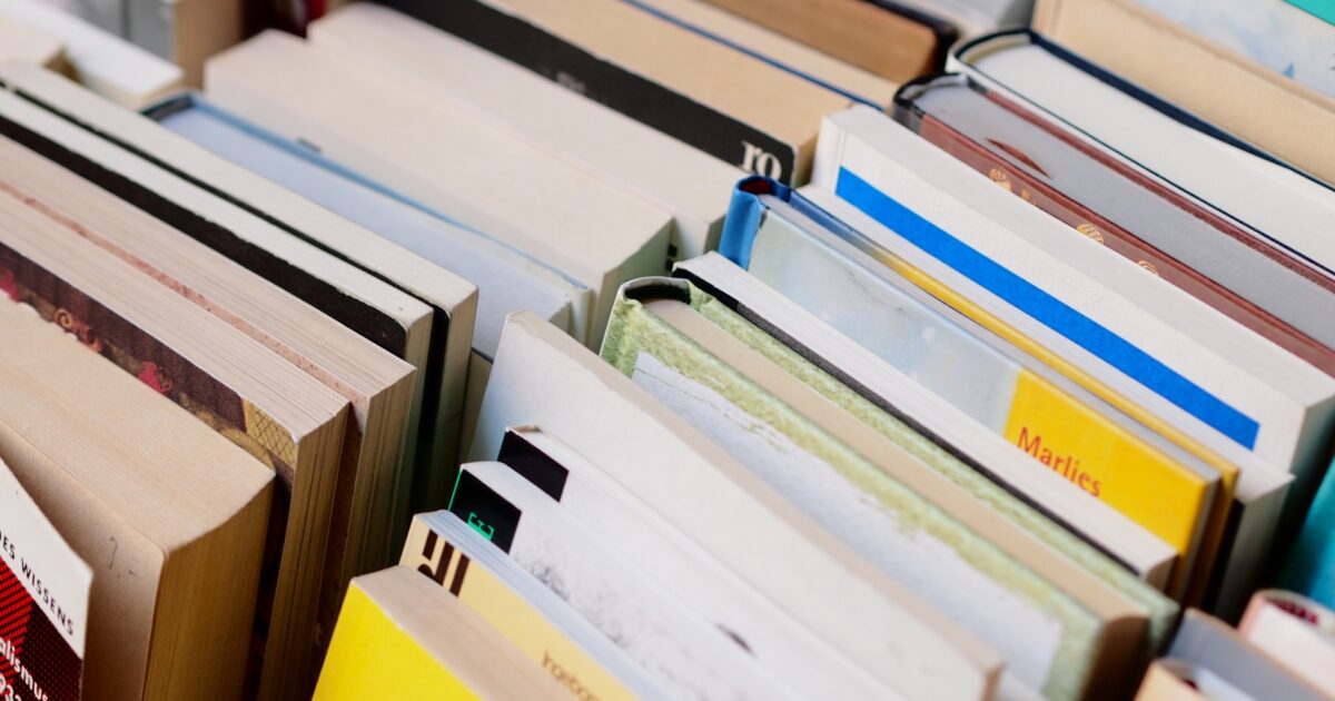 上から見た本の背表紙の集合