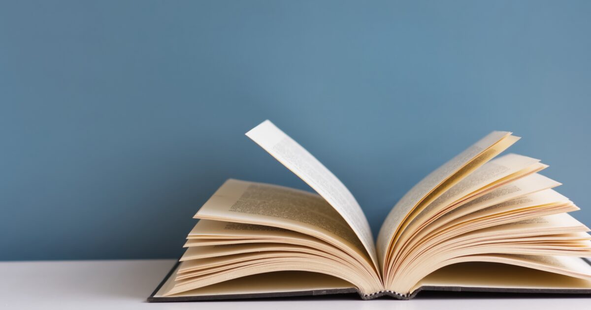 青い背景と開いた本