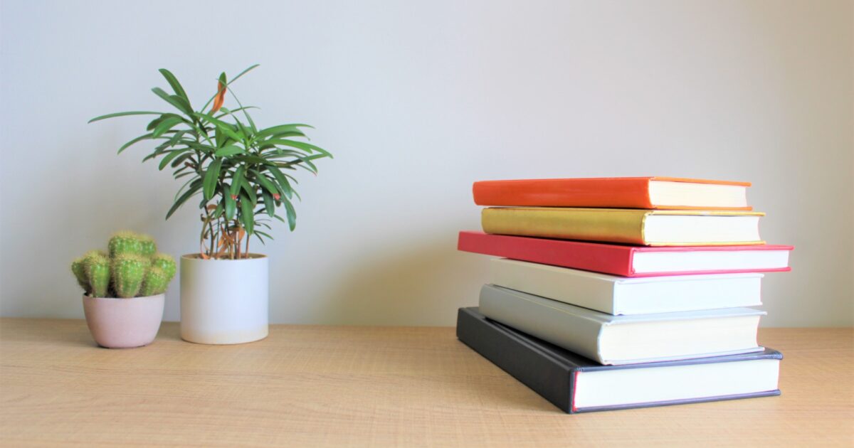 机の上の観葉植物と積み重ねられた本
