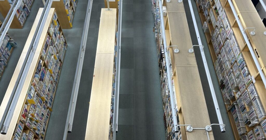図書館の本棚を上から見た風景