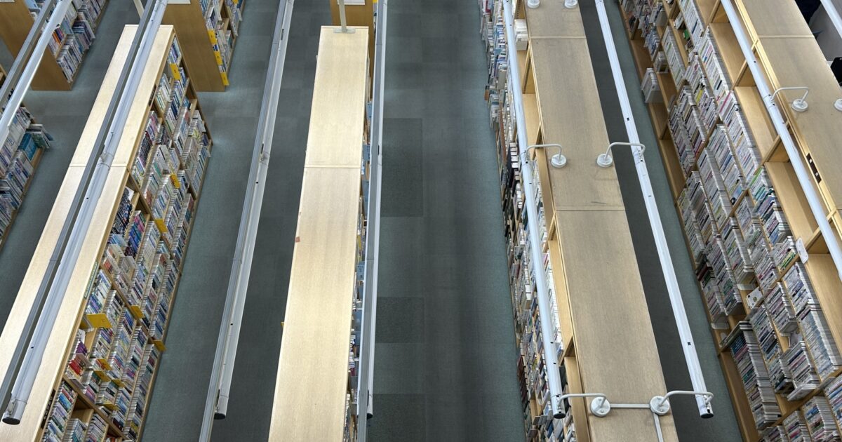 図書館の本棚を上から見た風景