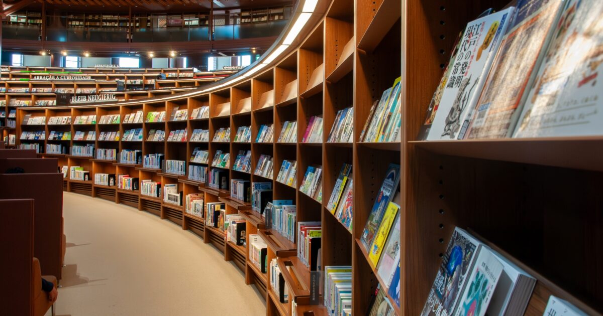 カーブした本棚に並ぶ本と雑誌