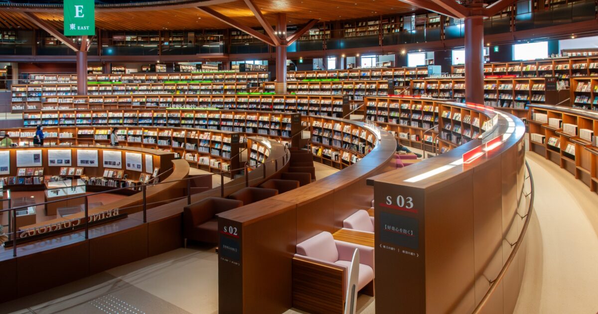 円形に広がる図書館の本棚と閲覧スペース