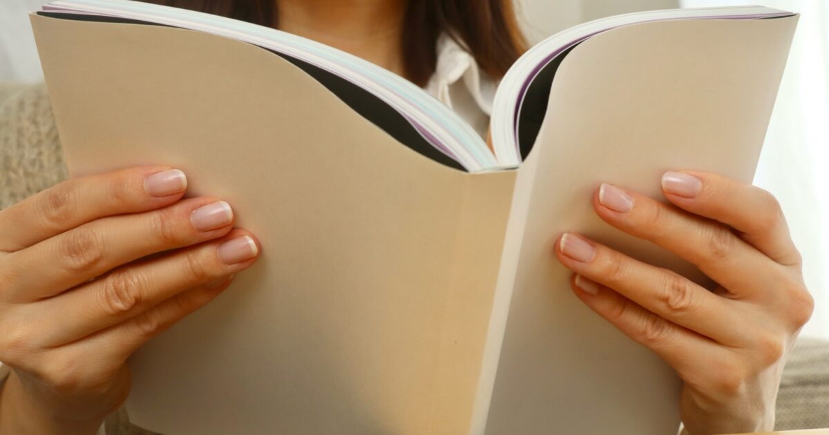 本を手に取って読む女性の手元