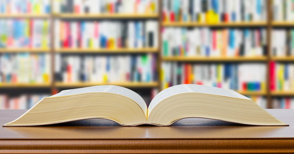 図書館のテーブルに置かれた開いた本