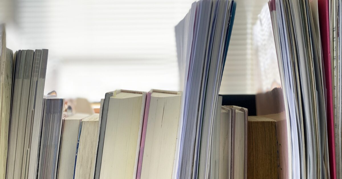 無造作に並べられた本や雑誌