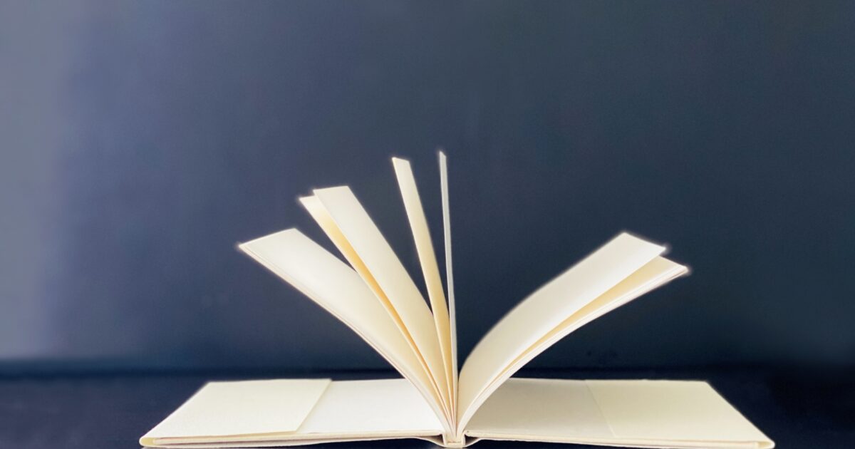 黒背景に立てて開かれた本