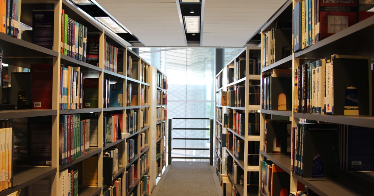 図書館の本棚に並ぶ学術書